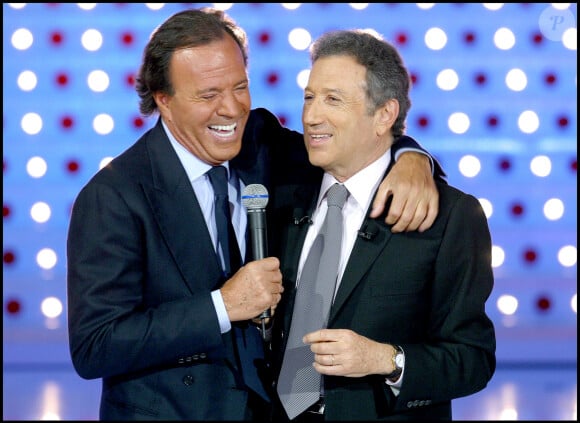 Julio Iglesias & Michel Drucker sur le plateau De 'Vivement Dimanche'