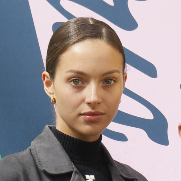 Jenaye Noah s'expose dans un beau peignoir blanc
Jenaye Noah - Photocall des people au défilé de mode homme Kenzo printemps / été au Lycée Carnot à Paris. © Veeren-Christophe Clovis/Bestimage