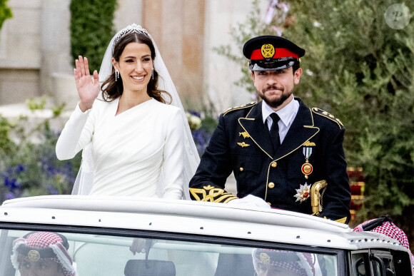 Rajwa de Jordanie est apparue dans une deuxième robe de mariée sublime pour la réception qui a suivi son mariage.
Mariage du prince Hussein de Jordanie et de Rajwa al Saif, au palais Zahran à Amman, Jordanie.