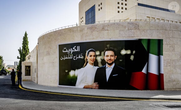 Des panneaux publicitaires annoncent le mariage du prince héritier Hussein bin Abdullah II et de Rajwa Al-Saif dans les rues de Amman en Jordanie le 1er juin 2023. 