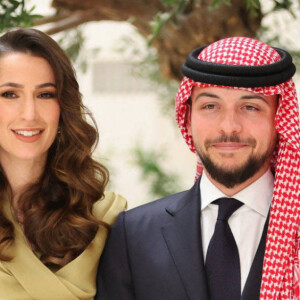 La jeune femme a salué ses invités, notamment aux côtés du roi Abdallah II et de la reine Rania.
La reine Rania, Rajwa Khaled bin Musaed bin Saif bin Abdulaziz Al Saif et le prince Hussein, le roi Abdallah II - La famille royale de Jordanie lors de l'annonce officielle des fiançailles du prince Hussein de Jordanie à Riyad. Le 17août 2022 