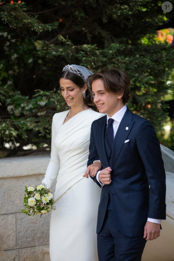 Et a brillé devant sa belle-famille et les têtes couronnées du monde entier.
Le prince Hashem a conduit sa belle soeur jusqu'à son frère Hussein pour leur mariage.