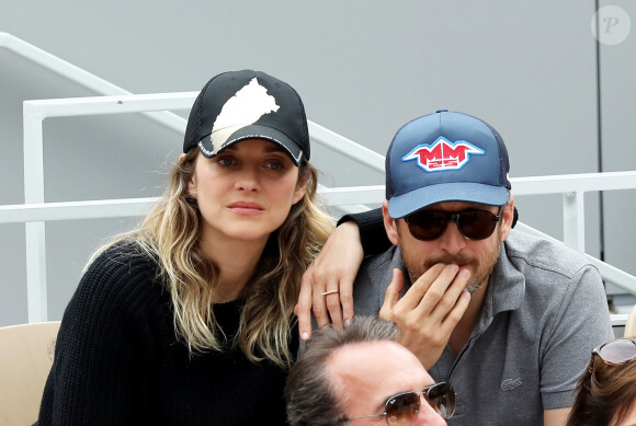 Marion Cotillard et son compagnon Guillaume Canet - People dans les tribunes lors de la finale messieurs des internationaux de France de tennis de Roland Garros 2019 à Paris le 9 juin 2019. © Jacovides-Moreau/Bestimage 