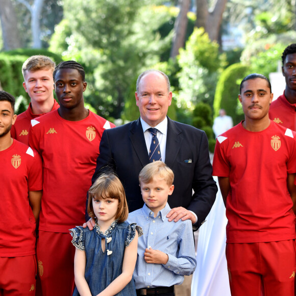 Le prince Albert II de Monaco, avec ses enfants le prince héréditaire Jacques et la princesse Gabriella, a reçu au Palais l'équipe de football de l'académie de l'A.S. Monaco vainqueur de la coupe Gambardella Crédit Agricole, le 3 juin 2023.  © Bruno Bebert/Bestimage 
