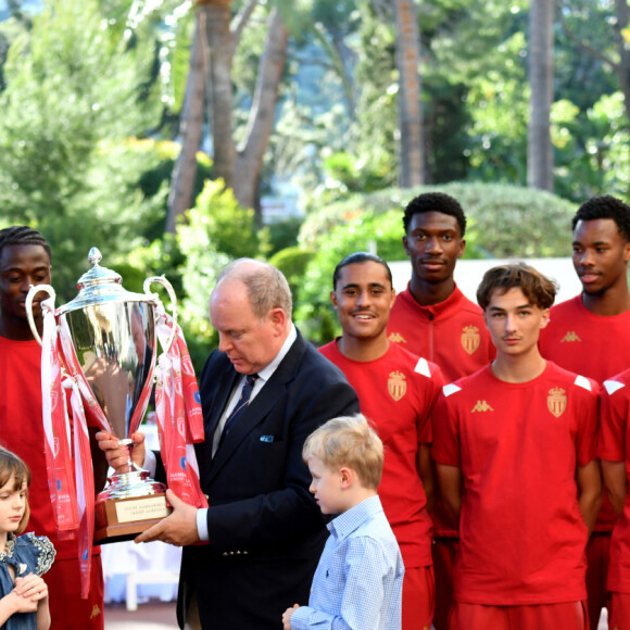 Le prince Albert II de Monaco, avec ses enfants le prince héréditaire Jacques et la princesse Gabriella, a reçu au Palais l'équipe de football de l'académie de l'A.S. Monaco vainqueur de la coupe Gambardella Crédit Agricole, le 3 juin 2023. © Bruno Bebert/Bestimage 