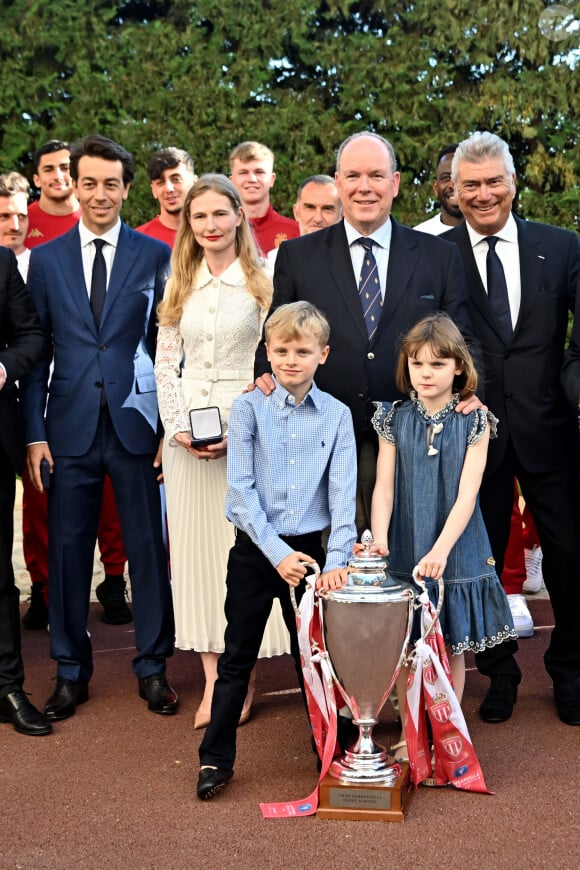 Et c'est un printemps très sportif pour les jumeaux ! 
Le prince Albert II de Monaco, avec ses enfants le prince héréditaire Jacques et la princesse Gabriella, a reçu au Palais l'équipe de football de l'académie de l'A.S. Monaco vainqueur de la coupe Gambardella Crédit Agricole, et les membres du staff dont Juan Sartori, le vice-président, et sa femme Ekaterina Rybolovleva, la fille du président, le 3 juin 2023. © Bruno Bebert/Bestimage 