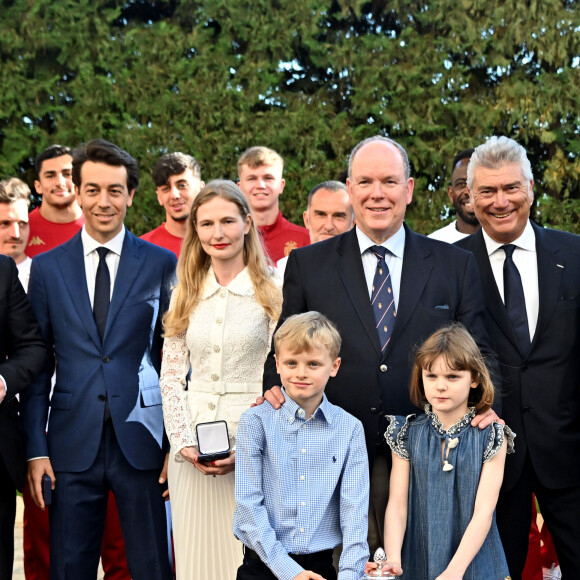 Et c'est un printemps très sportif pour les jumeaux ! 
Le prince Albert II de Monaco, avec ses enfants le prince héréditaire Jacques et la princesse Gabriella, a reçu au Palais l'équipe de football de l'académie de l'A.S. Monaco vainqueur de la coupe Gambardella Crédit Agricole, et les membres du staff dont Juan Sartori, le vice-président, et sa femme Ekaterina Rybolovleva, la fille du président, le 3 juin 2023. © Bruno Bebert/Bestimage 