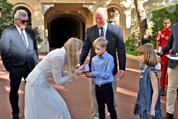 Le prince Jacque de Monaco a remis sa médaille à Ekaterina Rybolovleva - Le prince Albert II de Monaco, avec ses enfants le prince héréditaire Jacques et la princesse Gabriella, a reçu au Palais l'équipe de football de l'académie de l'A.S. Monaco vainqueur de la coupe Gambardella Crédit Agricole, le 3 juin 2023. © Bruno Bebert/Bestimage 