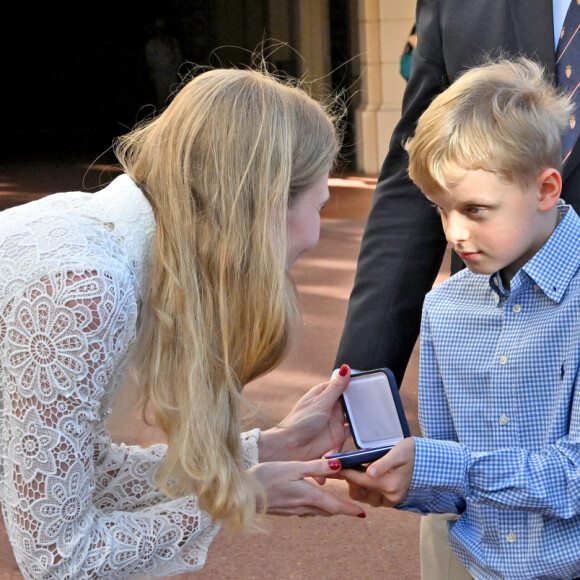 Le prince Jacque de Monaco a remis sa médaille à Ekaterina Rybolovleva - Le prince Albert II de Monaco, avec ses enfants le prince héréditaire Jacques et la princesse Gabriella, a reçu au Palais l'équipe de football de l'académie de l'A.S. Monaco vainqueur de la coupe Gambardella Crédit Agricole, le 3 juin 2023. © Bruno Bebert/Bestimage 