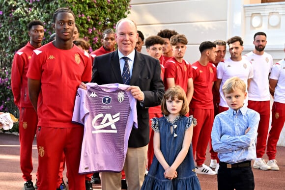 Le prince Albert II de Monaco, avec ses enfants le prince héréditaire Jacques et la princesse Gabriella, a reçu au Palais l'équipe de football de l'académie de l'A.S. Monaco vainqueur de la coupe Gambardella Crédit Agricole, le 3 juin 2023. © Bruno Bebert/Bestimage 