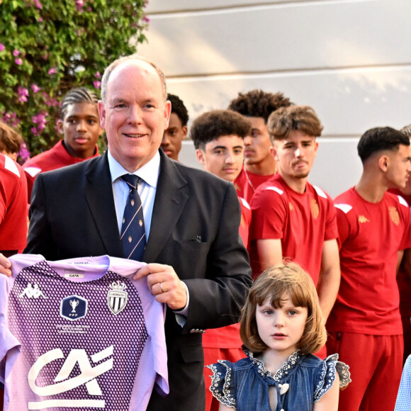 Le prince Albert II de Monaco, avec ses enfants le prince héréditaire Jacques et la princesse Gabriella, a reçu au Palais l'équipe de football de l'académie de l'A.S. Monaco vainqueur de la coupe Gambardella Crédit Agricole, le 3 juin 2023. © Bruno Bebert/Bestimage 