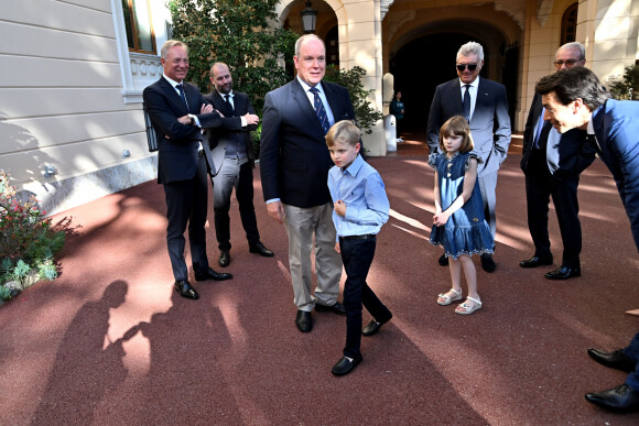 L'équipe dirigeante de l'A.S.M. avec Juan Sartori, le vice-président, et sa femme Ekaterina Rybolovleva, la fille du président, et la famillle princière - Le prince Albert II de Monaco, avec ses enfants le prince héréditaire Jacques et la princesse Gabriella, a reçu au Palais l'équipe de football de l'académie de l'A.S. Monaco vainqueur de la coupe Gambardella Crédit Agricole, le 3 juin 2023. © Bruno Bebert/Bestimage 