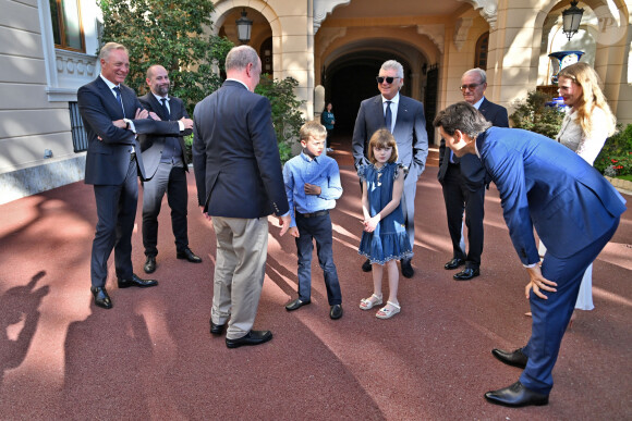 L'équipe dirigeante de l'A.S.M. avec Juan Sartori, le vice-président, et sa femme Ekaterina Rybolovleva, la fille du président, et la famillle princière - Le prince Albert II de Monaco, avec ses enfants le prince héréditaire Jacques et la princesse Gabriella, a reçu au Palais l'équipe de football de l'académie de l'A.S. Monaco vainqueur de la coupe Gambardella Crédit Agricole, le 3 juin 2023. © Bruno Bebert/Bestimage 