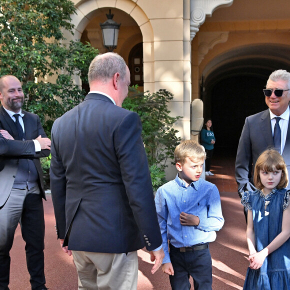 L'équipe dirigeante de l'A.S.M. avec Juan Sartori, le vice-président, et sa femme Ekaterina Rybolovleva, la fille du président, et la famillle princière - Le prince Albert II de Monaco, avec ses enfants le prince héréditaire Jacques et la princesse Gabriella, a reçu au Palais l'équipe de football de l'académie de l'A.S. Monaco vainqueur de la coupe Gambardella Crédit Agricole, le 3 juin 2023. © Bruno Bebert/Bestimage 
