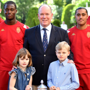 Le prince Albert de Monaco a emmené ses enfants pour féliciter les jeunes joueurs de Monaco.
Le prince Albert II de Monaco, avec ses enfants le prince héréditaire Jacques et la princesse Gabriella, a reçu au Palais l'équipe de football de l'académie de l'A.S. Monaco vainqueur de la coupe Gambardella Crédit Agricole. © Bruno Bebert/Bestimage 