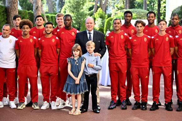 Le prince Albert II de Monaco, avec ses enfants le prince héréditaire Jacques et la princesse Gabriella, a reçu au Palais l'équipe de football de l'académie de l'A.S. Monaco vainqueur de la coupe Gambardella Crédit Agricole, le 3 juin 2023. © Bruno Bebert/Bestimage 