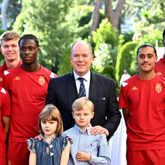 Le prince Albert II de Monaco, avec ses enfants le prince héréditaire Jacques et la princesse Gabriella, a reçu au Palais l'équipe de football de l'académie de l'A.S. Monaco vainqueur de la coupe Gambardella Crédit Agricole, le 3 juin 2023. © Bruno Bebert/Bestimage 