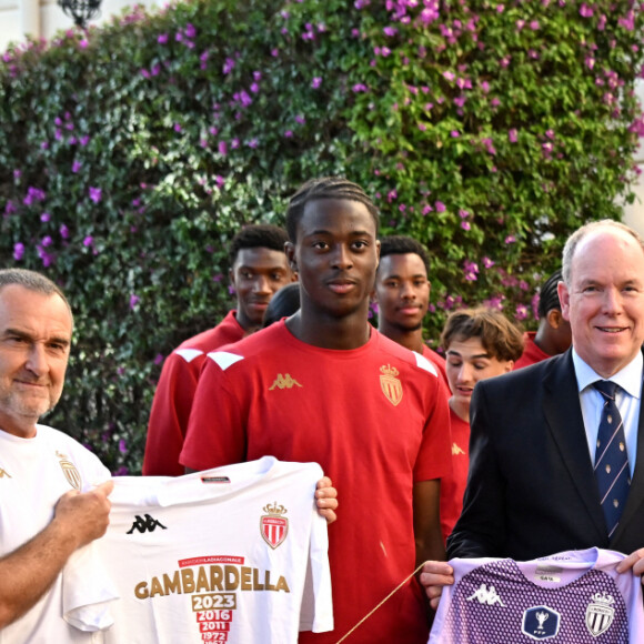 Ici, l'entraineur, Frédéric Barilaro et le capitaine Ritchy Valme remettent le fanion de la finale et les maillots de la compétition au prince Souverain - Le prince Albert II de Monaco, avec ses enfants le prince héréditaire Jacques et la princesse Gabriella, a reçu au Palais l'équipe de football de l'académie de l'A.S. Monaco vainqueur de la coupe Gambardella Crédit Agricole, le 3 juin 2023.  © Bruno Bebert/Bestimage 