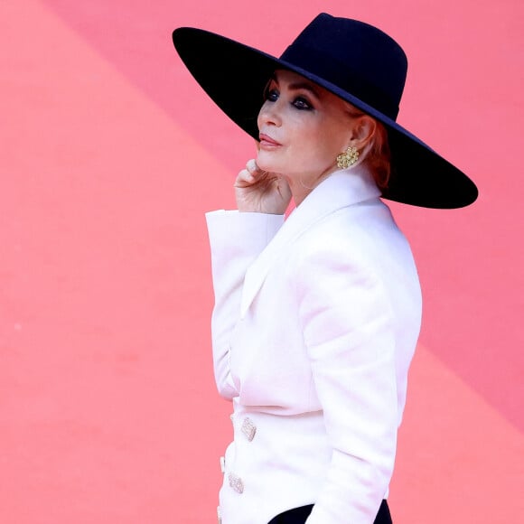 Emmanuelle Béart - Montée des marches du film « Jeanne du Barry » pour la cérémonie d’ouverture du 76ème Festival International du Film de Cannes, au Palais des Festivals à Cannes. Le 16 mai 2023 © Jacovides-Moreau / Bestimage