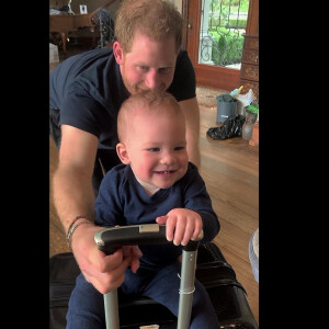 Le prince Harry, duc de Sussex et Meghan Markle, duchesse de Sussex, avec leurs enfants Archie et Lilibet. 