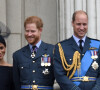 Mais aucun n'a fait passer de message ! 
La reine Elisabeth II d'Angleterre, Meghan Markle, duchesse de Sussex (habillée en Dior Haute Couture par Maria Grazia Chiuri), le prince Harry, duc de Sussex, le prince William, duc de Cambridge, Kate Catherine Middleton, duchesse de Cambridge - La famille royale d'Angleterre lors de la parade aérienne de la RAF pour le centième anniversaire au palais de Buckingham à Londres. Le 10 juillet 2018 