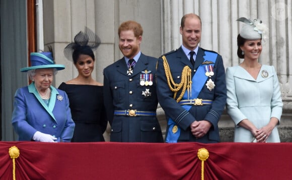 Mais aucun n'a fait passer de message ! 
La reine Elisabeth II d'Angleterre, Meghan Markle, duchesse de Sussex (habillée en Dior Haute Couture par Maria Grazia Chiuri), le prince Harry, duc de Sussex, le prince William, duc de Cambridge, Kate Catherine Middleton, duchesse de Cambridge - La famille royale d'Angleterre lors de la parade aérienne de la RAF pour le centième anniversaire au palais de Buckingham à Londres. Le 10 juillet 2018 