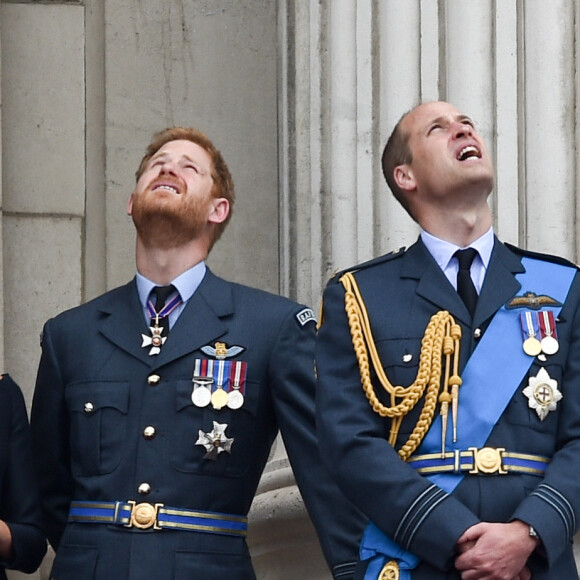 La reine Elisabeth II d'Angleterre, Meghan Markle, duchesse de Sussex, le prince Harry, duc de Sussex, le prince William, duc de Cambridge, Kate Catherine Middleton, duchesse de Cambridge - La famille royale d'Angleterre lors de la parade aérienne de la RAF pour le centième anniversaire au palais de Buckingham à Londres. Le 10 juillet 2018 