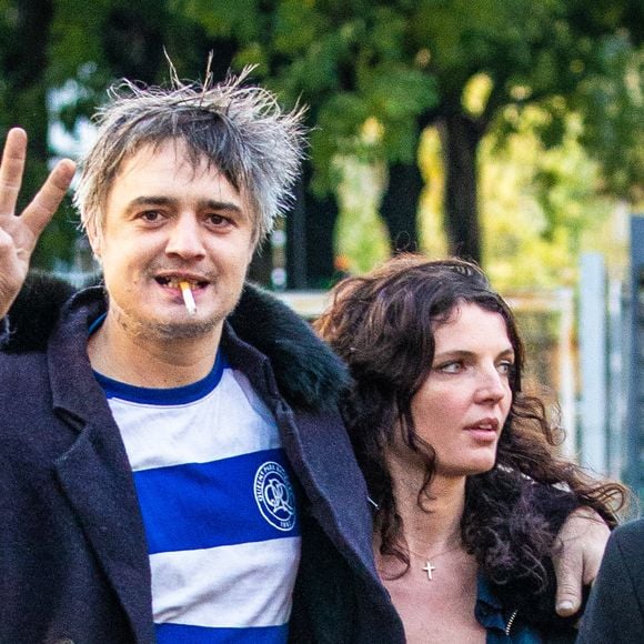 Pete Doherty à la sortie du tribunal de Paris avec sa compagne Katia de Vidas et son avocat Arash Derambarsh, Paris, le 12 novembre 2019.