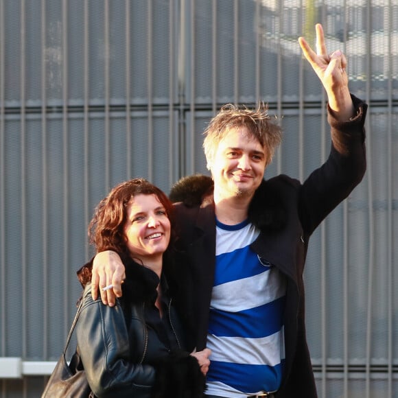 Pete Doherty à la sortie du tribunal de Paris avec sa compagne Katia de Vidas et son avocat Arash Derambarsh, Paris, le 12 novembre 2019.