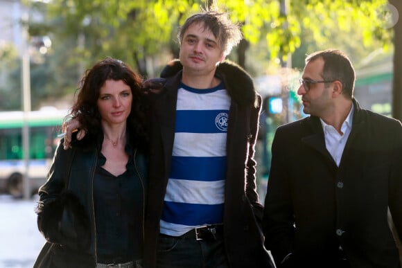 Nos confrères du Mail Online révélaient il y a quelques mois que Katia de Vidas, l'épouse de Pete Doherty était enceinte. 
Pete Doherty à la sortie du tribunal de Paris avec sa compagne Katia de Vidas et son avocat Arash Derambarsh, Paris.