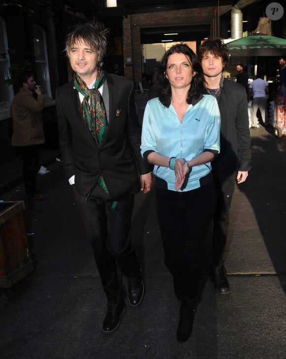 Pete Doherty et sa compagne Katia de Vidas se baladent dans le quartier de Shoreditch à Londres le 29 avril 2019. 