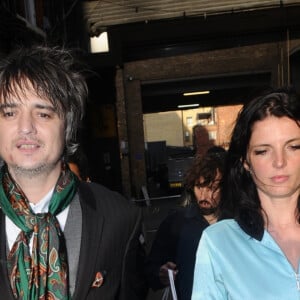 Pete Doherty et sa compagne Katia de Vidas se baladent dans le quartier de Shoreditch à Londres le 29 avril 2019.