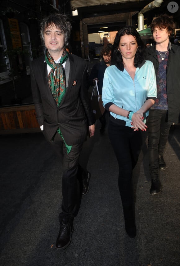 Pete Doherty et sa compagne Katia de Vidas se baladent dans le quartier de Shoreditch à Londres le 29 avril 2019.
