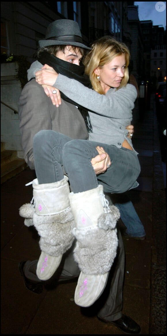 Pete Doherty et Kate Moss à la sortie d'un hôpital.