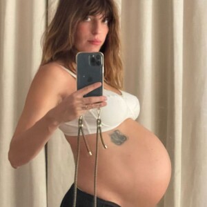 Maman de deux garçons à 20 ans d'intervalle, elle a connu de nombreuses fausses couches et IVG entre les deux et a subi une amniocentèse
Lou Doillon a régulièrement immortalisé sa deuxième grossesse sur Instagram