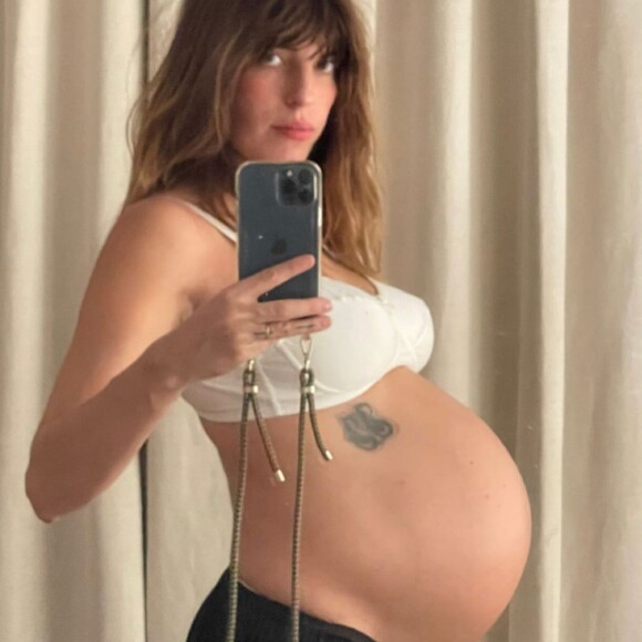 Maman de deux garçons à 20 ans d'intervalle, elle a connu de nombreuses fausses couches et IVG entre les deux et a subi une amniocentèse
Lou Doillon a régulièrement immortalisé sa deuxième grossesse sur Instagram