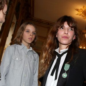 Elle l'a eu en garde exclusive pendant dix ans
Lou Doillon et son fils Marlowe Paris le 10 avril 2013 Remise de la medaille de Chevalier de l'Ordre des Arts et des Lettres par la Ministre de la Culture et de la Communication, au Ministere de la Culture.