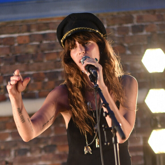 Exclusif - Lou Doillon en concert lors de la soirée de présentation de la nouvelle plateforme de marque "Génération IKKS" et de la première capsule iconique "La Leather Story" sur les toits de la capitale, rue d'Abbeville, à Paris. Le 8 septembre 2021 © Rachid Bellak / Bestimage