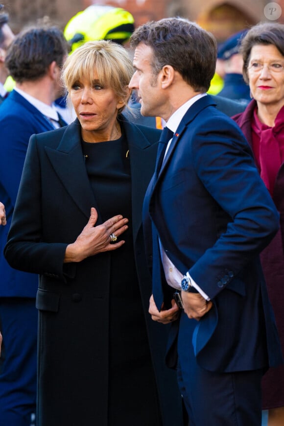 Le président Emmanuel Macron et sa femme Brigitte arrivent au musée Rijksmuseum à Amsterdam le 12 avril 2023.