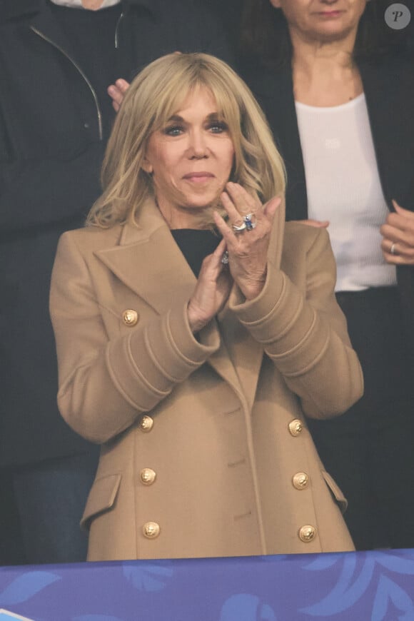 Brigitte Macron lors du match de football de la Coupe de France "Nantes vs Toulouse" au Stade de France à Paris. Le 29 avril 2023 © Cyril Moreau / Bestimage 