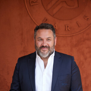 Bruce Toussaint portait une chemise blanche et une veste bleue très élégante.
Bruce Toussaint au village lors des Internationaux de France de tennis de Roland Garros 2023, à Paris, France, le 6 juin 2023. © Jacovides-Moreau/Bestimage