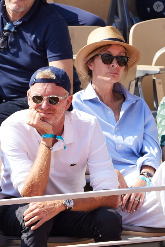 Denis Brogniart et sa femme Hortense en tribunes lors des Internationaux de France de tennis de Roland Garros 2023, à Paris, France, le 6 juin 2023. © Jacovides-Moreau/Bestimage