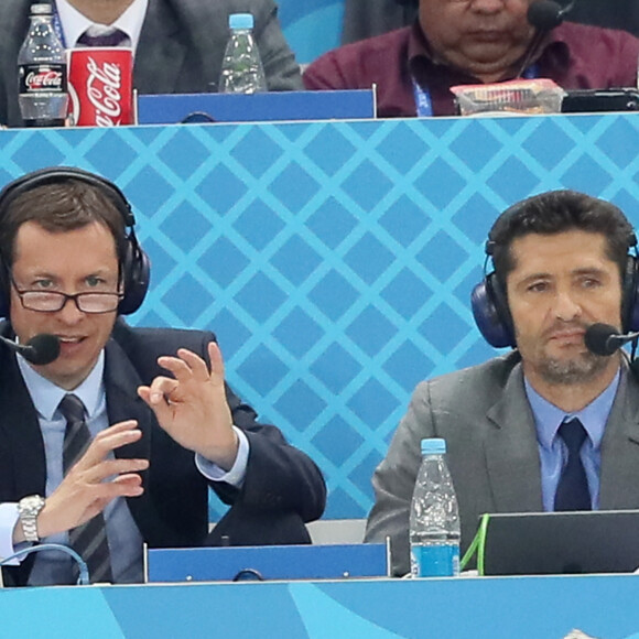 Les commentateurs Bixente Lizarazu et Grégoire Margotton lors de la 8ème de finale du match de coupe du monde opposant l'Angleterre à la Colombie au stade Spartak à Moscow, Russie, le 3 juillet 2018. L'Angleterre a gagné le match 4-3 aux tirs au but après un match nul 1-1. © Cyril Moreau/Bestimage