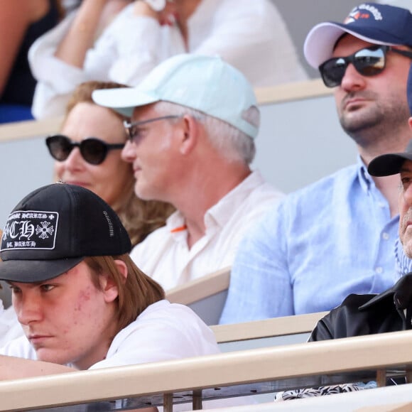 Père et fils ont assisté à un match disputé le mardi 6 juin 2023.
Jean-Luc Reichmann et son fils Swann - Célébrités dans les tribunes des Internationaux de France de tennis de Roland Garros 2023 le 6 juin 2023. © Jacovides-Moreau/Bestimage