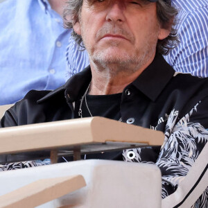 De quoi affronter le soleil parisien en toute sérénité !
Jean-Luc Reichmann - Célébrités dans les tribunes des Internationaux de France de tennis de Roland Garros 2023 le 6 juin 2023. © Jacovides-Moreau/Bestimage