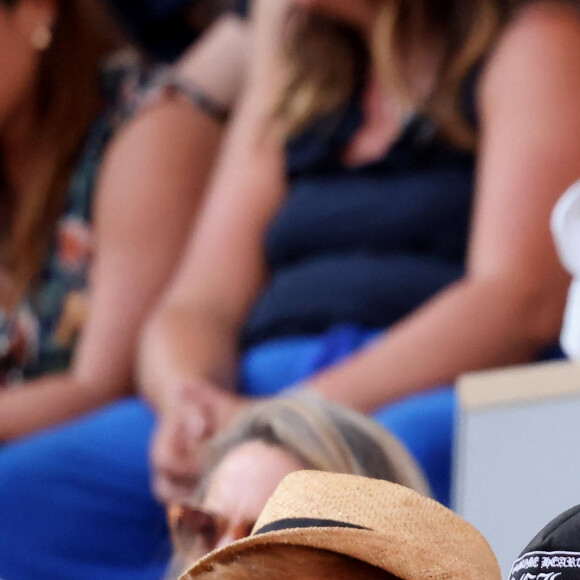 Sur les réseaux sociaux, Swann est très actif.
Jean-Luc Reichmann et son fils Swann - Célébrités dans les tribunes des Internationaux de France de tennis de Roland Garros 2023 le 6 juin 2023. © Jacovides-Moreau/Bestimage