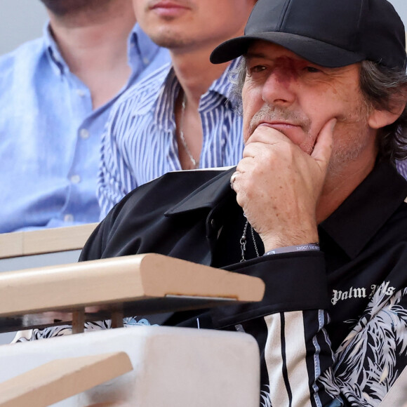 Même si Jean-Luc Reichmann ne poste pas souvent des photos de ce dernier, on peut donc le voir régulièrement.
Jean-Luc Reichmann - Célébrités dans les tribunes des Internationaux de France de tennis de Roland Garros 2023 le 6 juin 2023. © Jacovides-Moreau/Bestimage