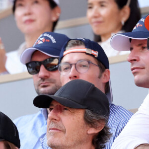 Jean-Luc Reichmann et son fils Swann - Célébrités dans les tribunes des Internationaux de France de tennis de Roland Garros 2023 le 6 juin 2023. © Jacovides-Moreau/Bestimage