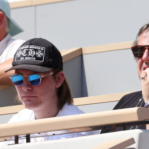 Dans les tribunes, ils étaient tous les deux affublés de casquettes et lunettes de soleil.
Jean-Luc Reichmann et son fils Swann - Célébrités dans les tribunes des Internationaux de France de tennis de Roland Garros 2023 le 6 juin 2023. © Jacovides-Moreau/Bestimage