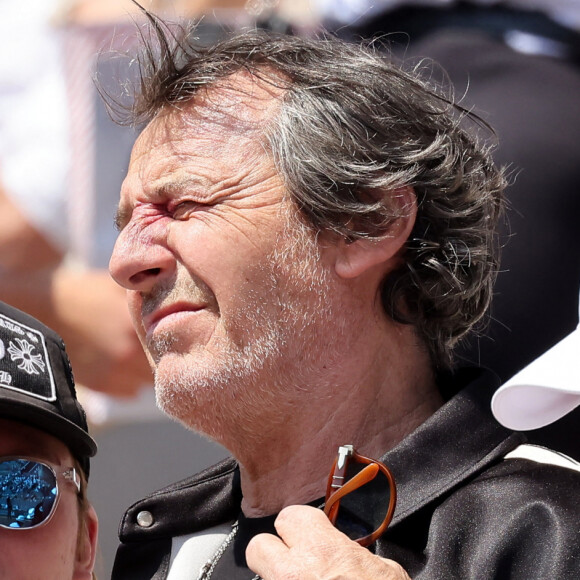 Jean-Luc Reichmann s'est rendu à Roland-Garros avec son fils Swann.
Jean-Luc Reichmann et son fils Swann - Célébrités dans les tribunes des Internationaux de France de tennis de Roland Garros. © Jacovides-Moreau/Bestimage